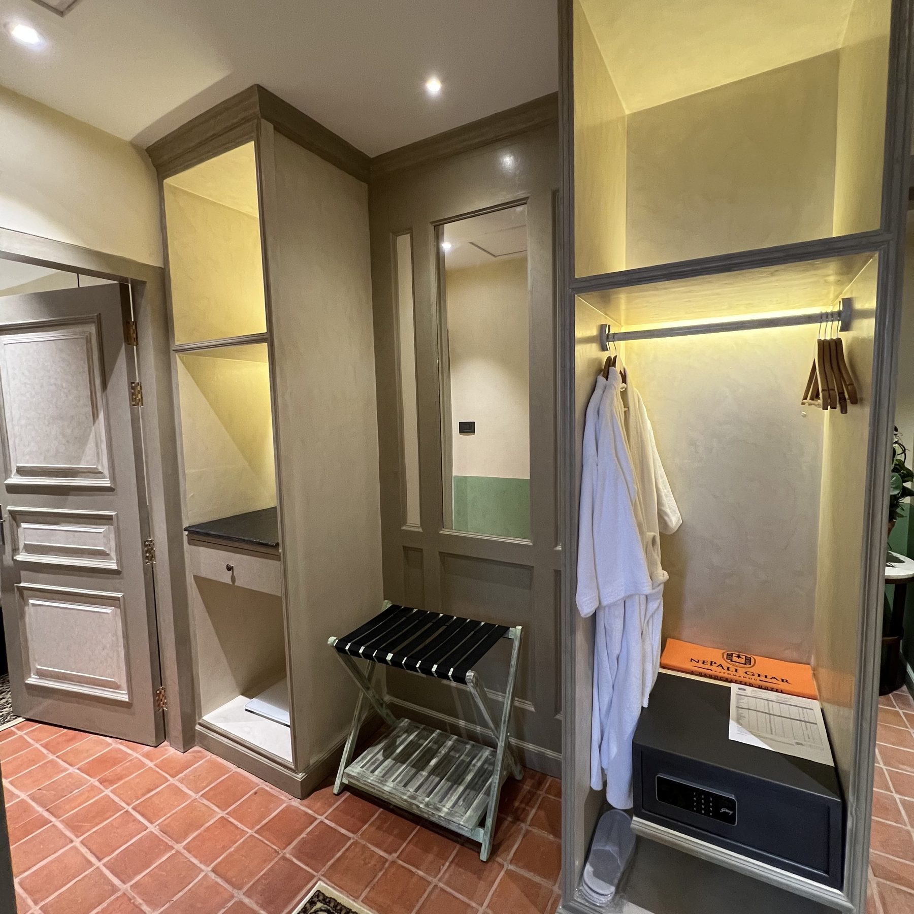 Wardrobe with bathrobes, safe and luggage rack in the Classic Junior Suite
